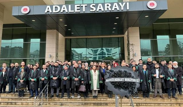 Trabzonlu avukatlardan, tutuklanan taraftarlar için 'siyah çelenk'li tepki