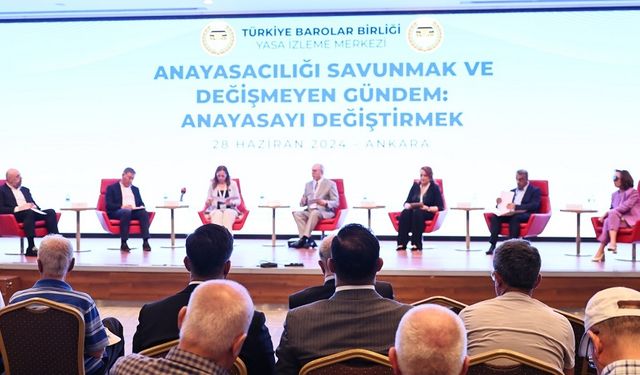 'Anayasacılığı Savunmak ve Değişmeyen Gündem: Anayasayı Değiştirmek' paneli düzenlendi