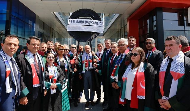 Baro Başkanları İsrail'in Ankara Büyükelçiliği önüne siyah çelenk bıraktı