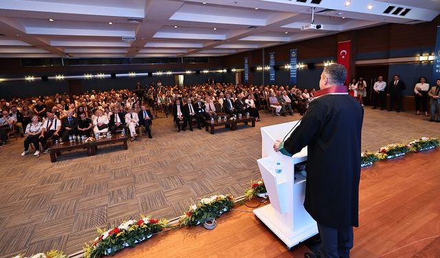 Meslekte 40. 50. ve 60. yılını tamamlayan Ankara Barosu mensubu avukatlara madalya ve berat