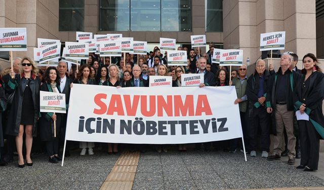 Barodan 'Savunma Nöbeti': 'Avukatların müvekkilleri ile özdeş kılınmasına karşı çıkıyoruz'