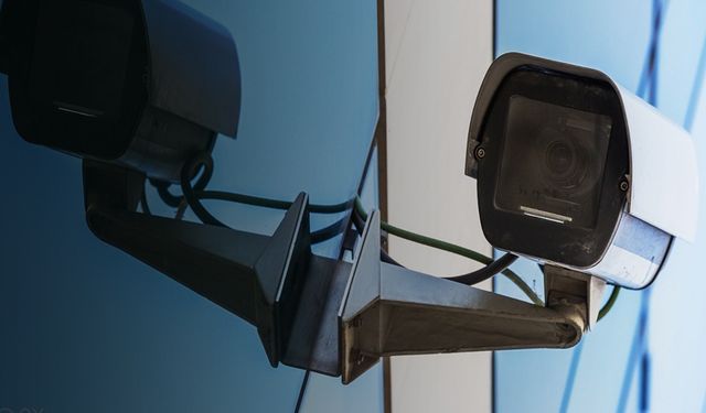 FABRİKALARDA ÇALIŞAN İZLEME SİSTEMLERİ (KAMERA, RFID, GPS VE TURNİKE VERİLERİ): KVKK AÇISINDAN SINIRLAR VE RİSKLER