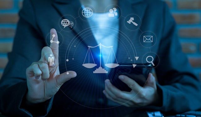 Sosyal Medya, İzleyici Etkisi ve Hibrit Kopuş Savunması Perspektifinden Çok Katmanlı Yargılama Alanı