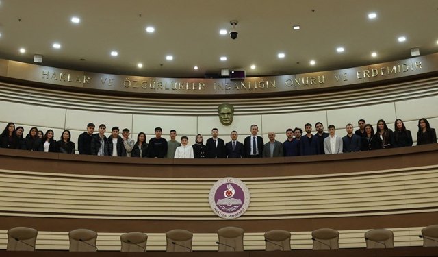 AYM Başkanı Özkaya, ziyarette bulunan öğrencilerle bir araya geldi