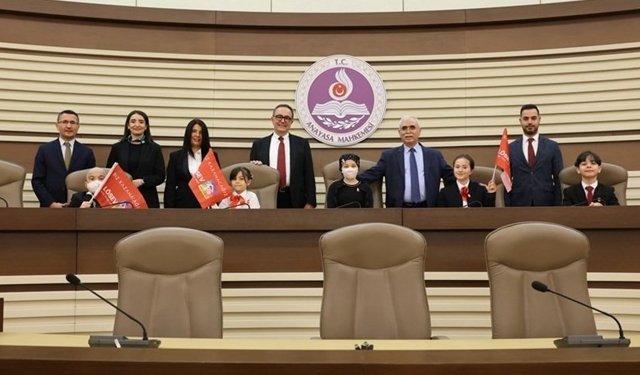 AYM Başkanı Özkaya, Lösemi tedavisi gören çocukları misafir etti