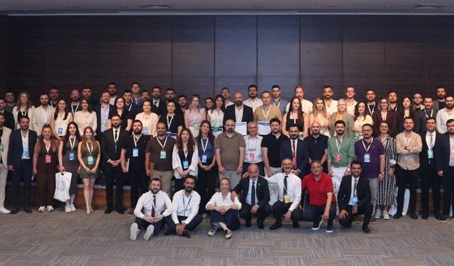 Av. Özkan Yücel'in anısına düzenlenen TBB CMK Eğitimcilerinin Eğitimi Programını tamamlayan avukatlara katılım belgeleri verildi