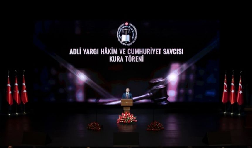 Beştepe Millet Kongre ve Kültür Merkezi&#039;nde Cumhurbaşkanı Recep Tayyip Erdoğan’ın katılımıyla 24. Dönem Adli Yargı Hakim ve Cumhuriyet Savcıları Kura Töreni gerçekleşti. Törenin açılışında konuşan Adalet Bakanı Gül, adaylık sürecini başarıyla tamamlayan hakim ve Cumhuriyet savcısı adaylarının kura heyecanını ‘milletin evinde’ hep birlikte hissettiklerini ve paylaştıklarını söyledi. Yargı teşkilatına taze kan olacak genç hukukçuların, ülkenin dört bir yanında adaletin tecellisi için çalışacaklarını belirten Bakan Gül, onların bu mutlu ve gururlu güne erişmelerini sağlayan herkese şükranlarını sunduğunu belirtti.