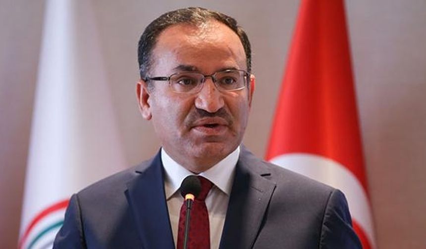 Başbakan Yardımcı Bekir BOZDAĞ

Bekir Bozdağ, 1 Nisan 1965&#039;te Yozgat Akdağmadeni&#039;nde doğdu. Babasının adı Mehmet Duran, annesinin adı Nuriye&#039;dir.Avukat; Uludağ Üniversitesi İlahiyat Fakültesini bitirdi. Yüksek lisansını Uludağ Üniversitesi Sosyal Bilimler Enstitüsü Dinler Tarihi Anabilim Dalında tamamladı. Selçuk Üniversitesi Hukuk Fakültesinden mezun oldu.Serbest avukat olarak çalıştı. 22, 23, 24 ve 26 Dönemlerde Yozgat Milletvekili seçildi. 61. Hükümette Başbakan Yardımcılığı görevini üstlendi. 25 Aralık 2013 tarihinde yapılan revizyon ile Adalet Bakanı olarak görev aldı.AK Parti Seçim İşlerinden sorumlu Genel Başkan Yardımcısı olarak görev yapmıştır.64. Hükümet&#039;te tekrar Adalet Bakanı olarak görevine devam etmektedir.Orta düzeyde İngilizce ve Arapça bilen Bozdağ, evli ve 3 çocuk babasıdır.