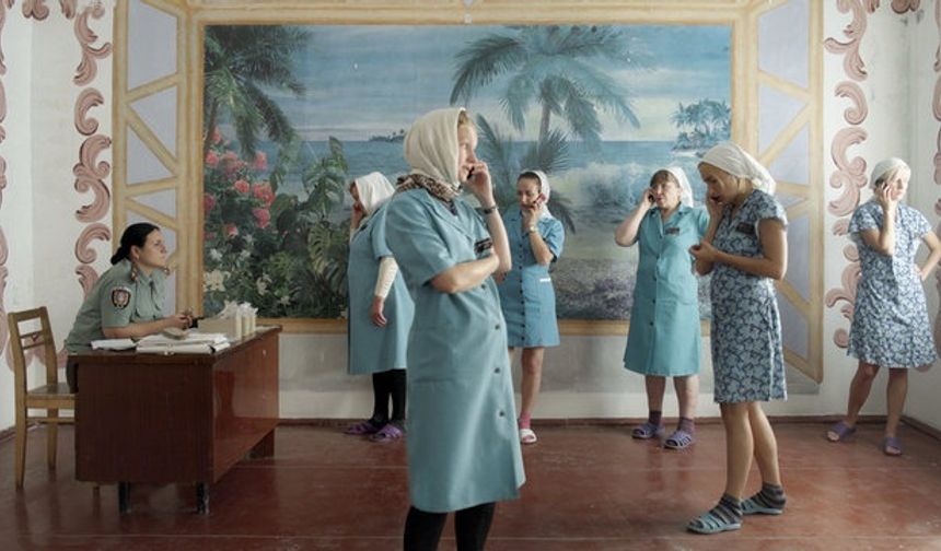 11. ULUSLARARASI ALTIN TERAZİ UZUN METRAJ FİLM YARIŞMASI FİLMLERİ

107 ANNE
(CENZORKA /107 MOTHERS) 

Yönetmen: Peter Kerekes

Oyuncular: Maryna Klimova, Iryna Kiryazeva, Lyubov Vasylyna

Lesya, Odessa&#039;nın kadın ıslah evlerinden birinde yedi yıl kalmasına neden olan  bir tutku suçu işlemiştir. İlk çocuğunu daha yeni doğurmuştur ve şimdi sadece kadınların yaşadığı bir dünyaya girer: Her yaştan kadınlar; mahkumlar, hemşireler ve gardiyanlar, dullar, kızlar, kız kardeşler, hamile kadınlar ve çocuklu kadınlar. Üniformaların rengi olmasa bazen kimin kim olduğunu söylemek zor olacaktır.
(Rusça, Ukraynaca; Türkçe ve İngilizce altyazılı)
