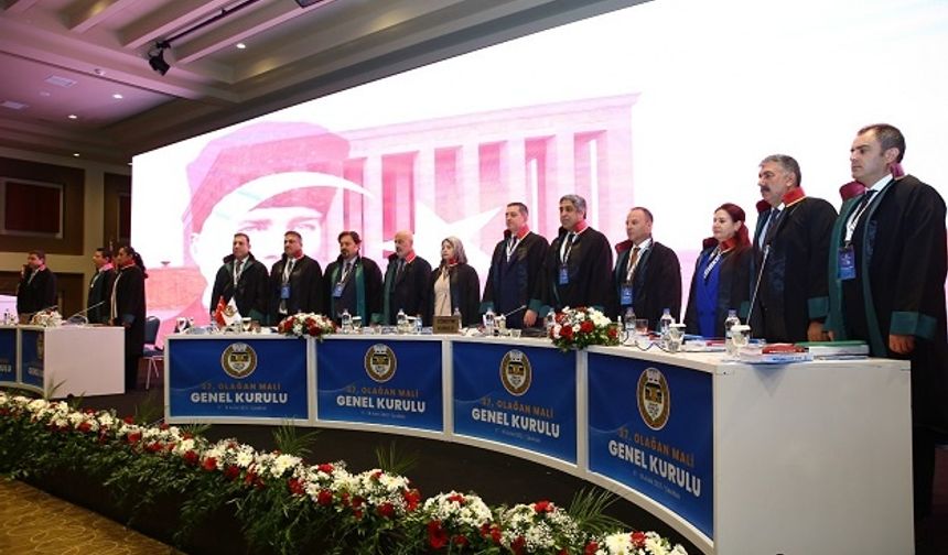 Birlik Başkanı Av. R. Erinç Sağkan’ın toplantıyı başlatmasının ardından Genel Kurul Başkanlık Divanı oluşturuldu. Divan Başkanlığına Çanakkale Barosu Başkanı Av. Hande Keskin seçilirken, Başkan Yardımcılığına Kastamonu Barosu Başkanı Av. Özgür Demir; Divan üyeliklerine ise Antalya Barosu Delegesi Av. Can Ercan ve Tunceli Barosu Delegesi Av. Eda Erdoğan Can seçildiler.