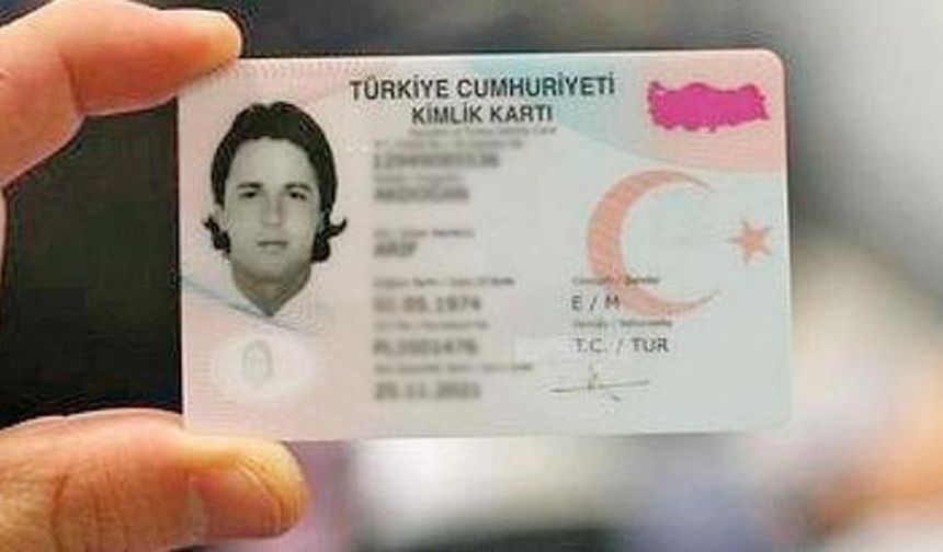 Kimlik kartı başvurusunda hangi belgeler isteniyor? 

İlk defa kimlik kartı başvurusu; nüfus cüzdanı, uluslararası aile cüzdanı, pasaport, sürücü belgesi, memur cüzdanı, avukat kimlik kartı, askeri kimlik kartı, basın kartı veya muhtarlıkça düzenlenmiş talep belgesi gibi kimlik belgesi yerine geçen fotoğraflı belge ve bir adet son altı ay içerisinde çekilmiş biyometrik fotoğraf ile yapılır.