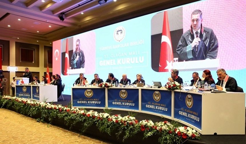 Ağırlıklı olarak mali konuların ele alındığı Türkiye Barolar Birliği (TBB) 37. Olağan Genel Kurulu, 17-18 Aralık 2022 tarihlerinde, Çanakkale’de yapıldı.