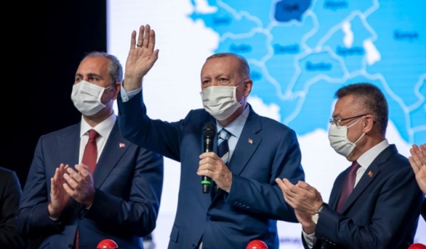 Adalet Bakanı Abdulhamit Gül, Cumhurbaşkanı Recep Tayyip Erdoğan liderliğinde milletin kazandığı hukuk ve demokrasi mücadelesinin, bugün hakim-savcılara onurlu, bağımsız, tarafsız bir mesleki ortamı sağlamış durumda olduğunu belirterek, “Adına karar vereceğiniz milletin sizden beklentisi, yalnız ve sadece milletin yargısı olmanızdır. Yegane ideolojiniz adalet olsun. Adliyelerinizin kapısı adaletin kapısı olsun. İradenize ve kararınıza yalnızca anayasa ve kanunlar hükmetsin.” dedi.