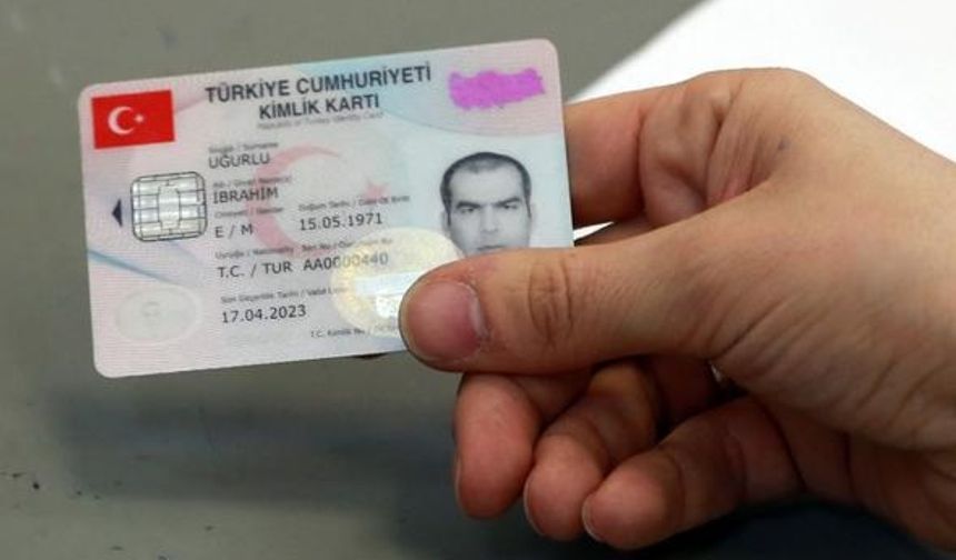 Kimlik kartı başvurusu nasıl yapılır? 

Kimlik karti basvurusu yurt içinde, Genel Müdürlük web portali üzerinden ya da Çagri Merkezi araciligiyla randevu alinarak veya randevusuz olarak nüfus müdürlüklerine, yurt disinda ise dis temsilciliklere yapilir.