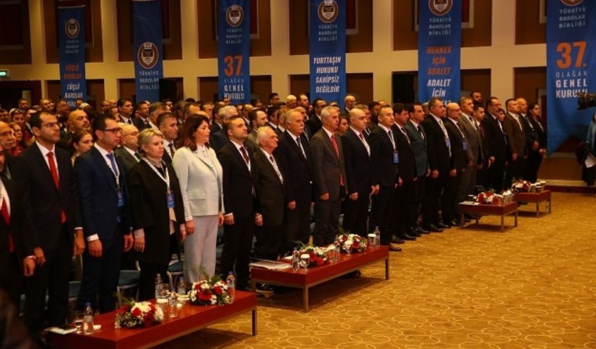 Divanın oluşumunun ardından, Büyük Önder Mustafa Kemal Atatürk, tüm şehitler, gaziler ile meslek şehitleri anısına bir dakikalık saygı duruşunda bulunularak İstiklal Marşı okundu.