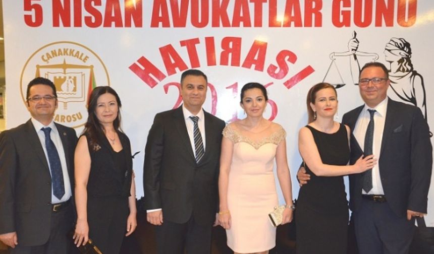 Çanakkale Barosu tarafından düzenlenen yemeğe Çanakkale Milletvekili Av. Muharrem Erkek, Belediye Başkan Vekili Av. Adnan Güler, 116. Jandarma Eğitim Alay Komutanı Jandarma Albay Timuçin Alper, hakimler ve çok sayıda avukatın yanı sıra eşleri de katıldı.