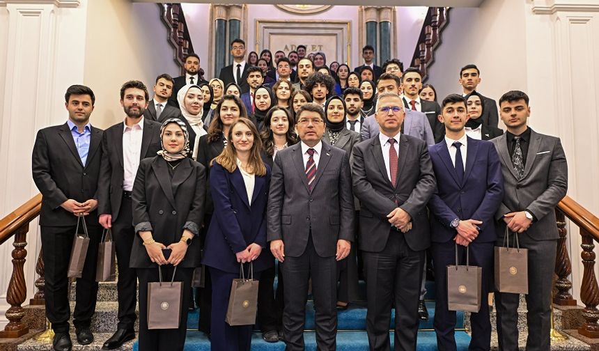 Adalet Bakanı Tunç, hukuk fakültesi öğrencileriyle bir araya geldi