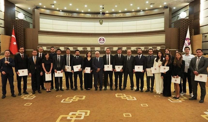 Anayasa Mahkemesinde hâkim ve savcı yardımcıları ile avukat stajyerlerine yönelik ilk staj programı tamamlandı