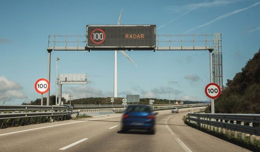 Trafik Cezalarında Hız Sınırı Toleransı Kaldırıldı Haberleri Doğru Değil: Kaldırılmadı Ancak Değişiklik Yapıldı