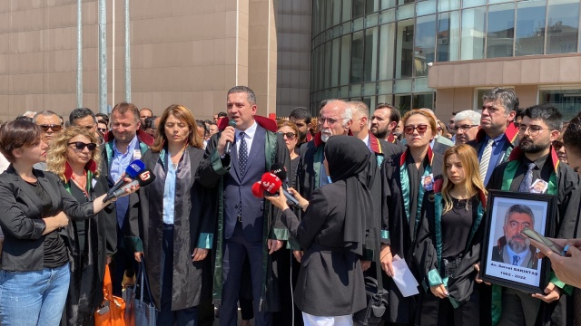 İstanbul Barosu’na kayıtlı avukat Servet Bakırtaş’ın, kendisini davayı çekmesi için tehdit eden cani tarafından ofisinin basılarak katledilmesi, Baroları ve savunmanın temsilcisi avukatları ayağa kaldırdı.