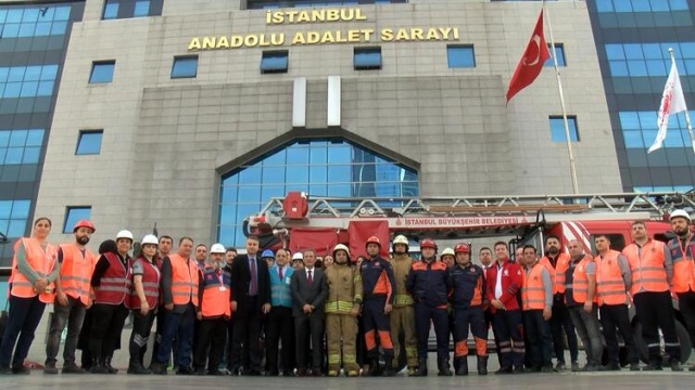 İstanbul Anadolu Adalet Sarayı&#039;nda olası bir yangın halinde uyarı sistemlerinin çalışırlığını denetlemek, yangının söndürülmesine, binaların tahliyesine ve mahsur kalanların kurtarılmasına yönelik faaliyetleri somutlaştırmak üzere yangın tatbikatı yapıldı.