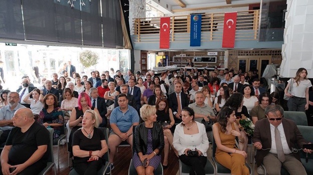 Meslekte 30 yılını dolduran Ankara Barosu üyesi avukatlara, düzenlenen törenle şükran plaketi verildi. Törenin açılış konuşmasını Ankara Barosu Başkanı Avukat Mehmet Eren Turan yaptı.