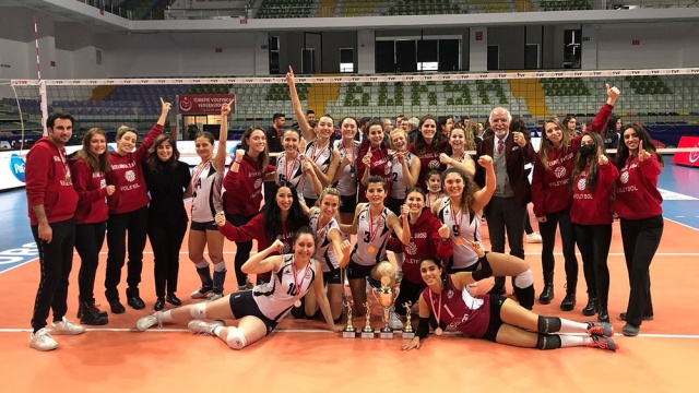Bursa Barosu tarafından 29 Ocak - 1 Şubat 2022 tarihleri arasında düzenlenen Avukat Kış Oyunları Voleybol Turnuvası’na 12 kadın, 12 erkek takımı olmak üzere toplam 24 takım mücadele etti.