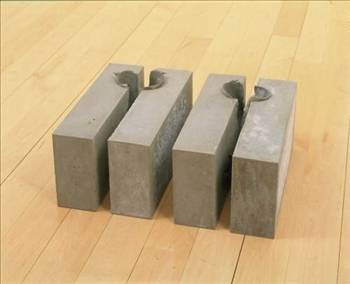 2) ÇİMENTO AYAKKABILAR: Amerikan mafyası tarafından uygulanan bir işkence şeklidir.Kurbanlarının ayakları kül bloklarına yerleştirilip üstüne çimento dökülüp denize fırlatılıyordu.