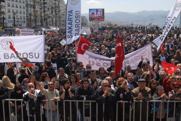 Türkiye Barolar Birliği&#039;nin öncülüğünde &#039;Türkiye Adaletini Arıyor&#039; mitinglerinin ikincisi İzmir&#039;de yapıldı.