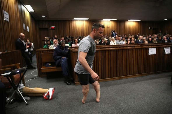 Paralimpik atlet Oscar Pistorius&#039;un kız arkadaşını öldürmekten yargılandığı davada mahkeme Steenkamp&#039;ın otopsi fotoğraflarını yayınladı.