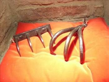 7) KEDİ PATİSİ: Genelde işkencecinin elinde takılı olan bu pati, kurbanın vücudunun herhangi bir yerindeki etini kemikten ayırmak için kullanılıyordu.