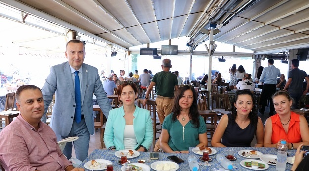 Adli Yıl Açılışı sebebiyle Atatürk Anıtına Çelenk sunma töreninin ardından avukatlar Şakir&#039;in Yerinde kahvaltı etti.