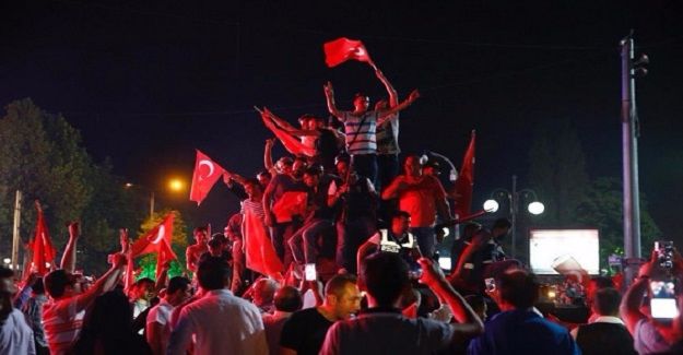 FETÖ sanığından ‘Bayrak taşıyan kadına ateş edildiğini gördüm’ beyanı