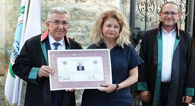 40 yıl önce bıraktığı fakülteyi bitirip, 63 yaşında avukat oldu