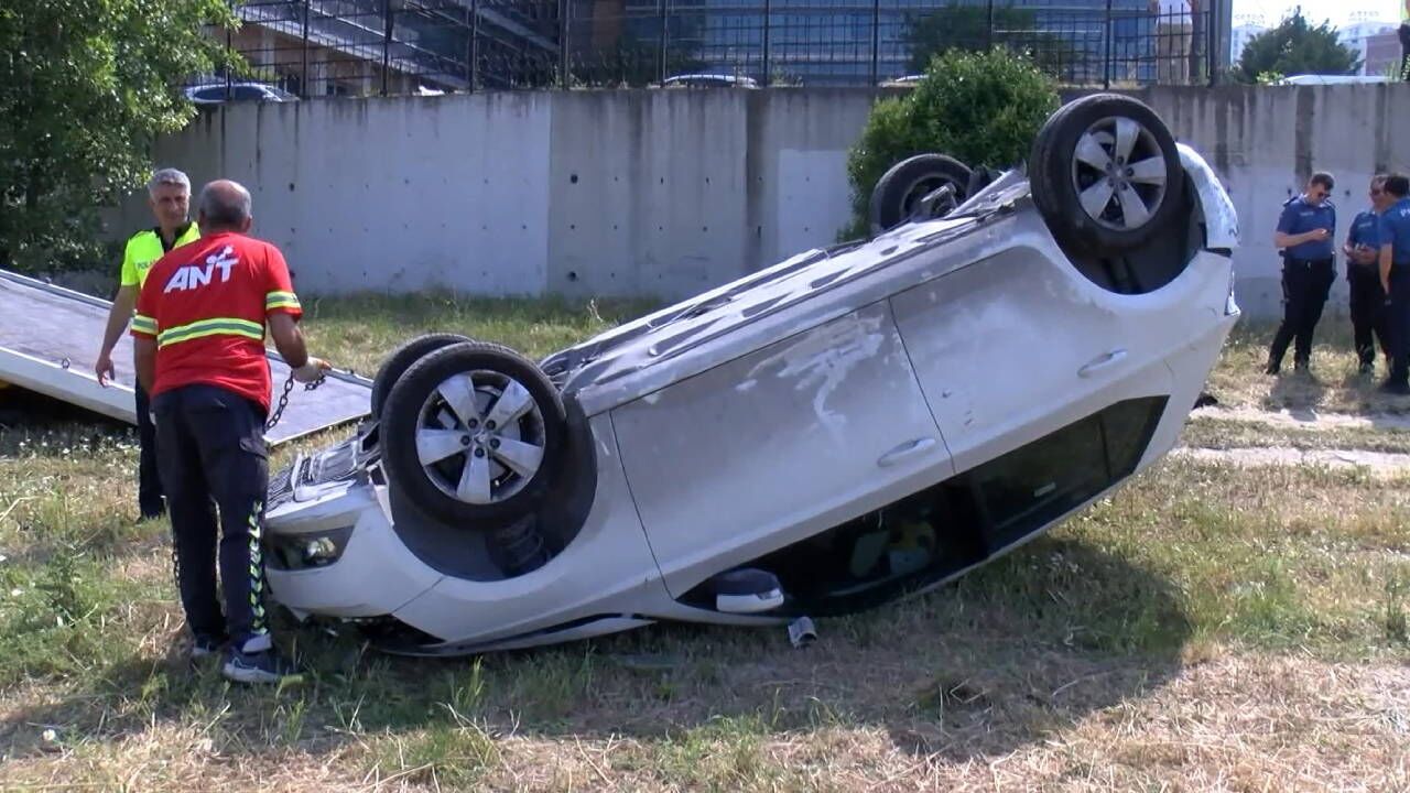 Adliye otoparkında hakimin kullandığı araç 2 metreden düştü!